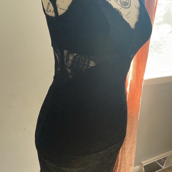 GUESS cut-out lace dress. Perfect for homecoming or wedding/holiday party! XS - Picture 2 of 6